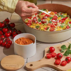 Cukiernica z łyżeczką i bambusową pokrywką porcelanowa NBC Konighoffer 350 ml biała