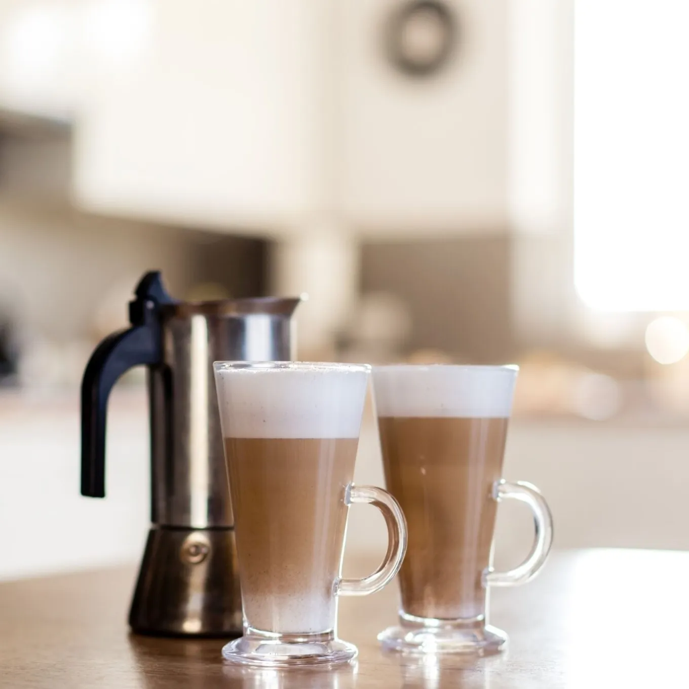 Komplet sześciu szklanek Tadar Caffe Latte 250 ml i 6 łyżeczek koktajlowych