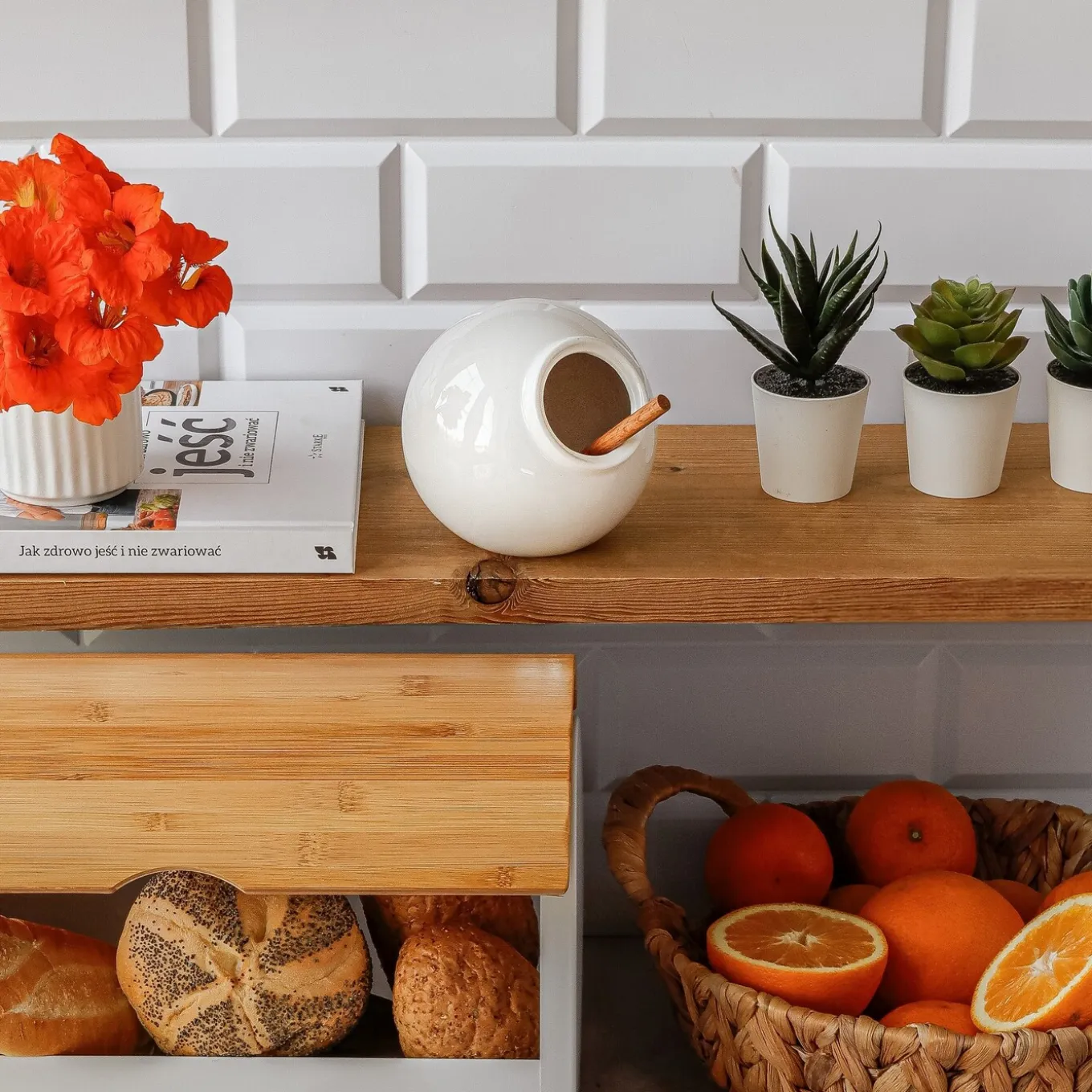 Pojemnik kuchenny z drewnianą łyżeczką Konighoffer Ceramic biały