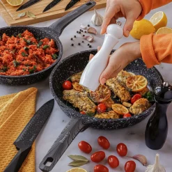 Zestaw 2 młynków ręcznych do soli i pieprzu Tadar Cayenne czarny i biały