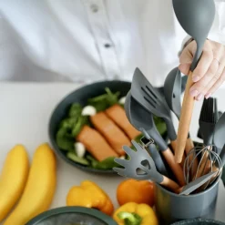Zestaw 11 przyborów kuchennych w stojaku Tadar Silico Pemi ciemnoszary